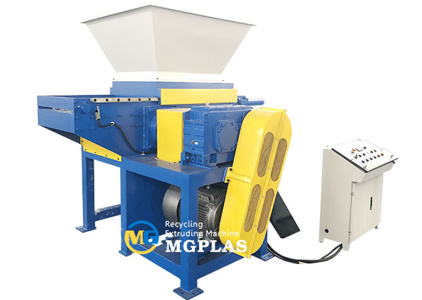 plastic film shredding machine with coupler and movable feeding hopper
